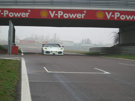 Tim Bergmeister køre den helt nye Petersen/White Lightning F430 GT under Shell broen på Fiorano.